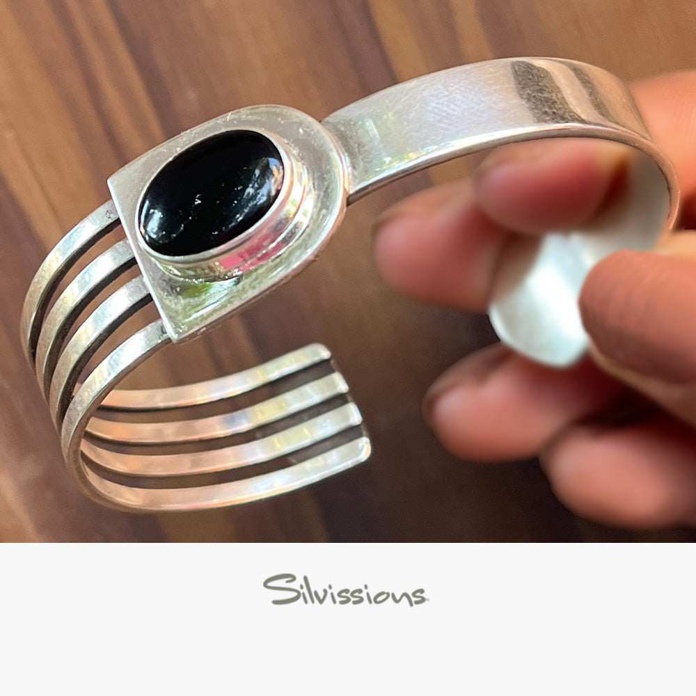 sterling-silver-black-gemstone-bracelet-B-23-hand-height-1000-width-1000