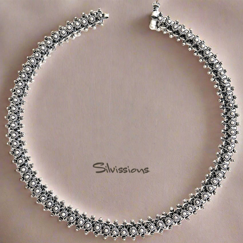 Silver necklace on a beige background with 'Silvissions' branding.