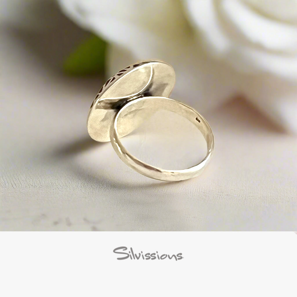 Silver ring with textured design on a light background, featuring the brand 'Silvissions'.