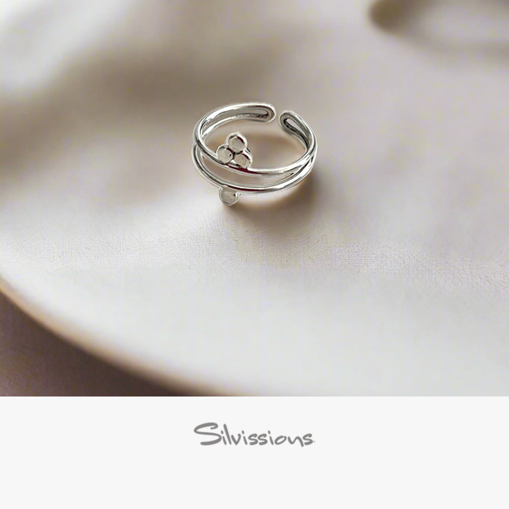 Silver toe ring on a beige plate with 'Silvissions' branding.